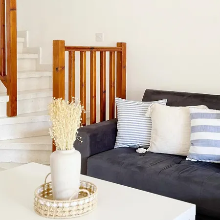 5-min Walk To - Bright 2-br With Private Garden & Sunset Views