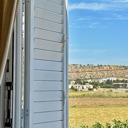 5-min Walk To - Bright 2-br With Private Garden & Sunset Views Ferienhaus Oroklini