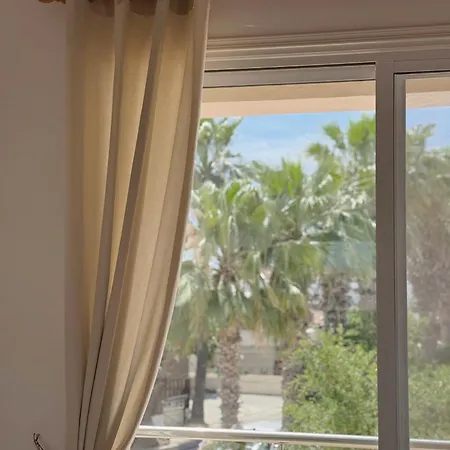 Ferienhaus 5-min Walk To - Bright 2-br With Private Garden & Sunset Views Oroklini