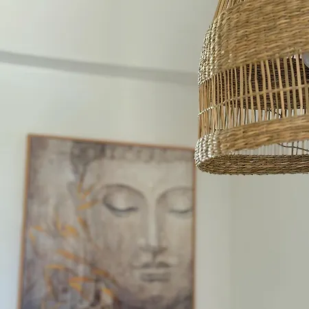 5-min Walk To - Bright 2-br With Private Garden & Sunset Views Ferienhaus Oroklini