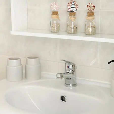 Ferienhaus 5-min Walk To - Bright 2-br With Private Garden & Sunset Views Oroklini