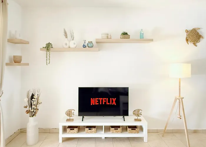 Prázdninový dům 5-min Walk To - Bright 2-br With Private Garden & Sunset Views Voroklini