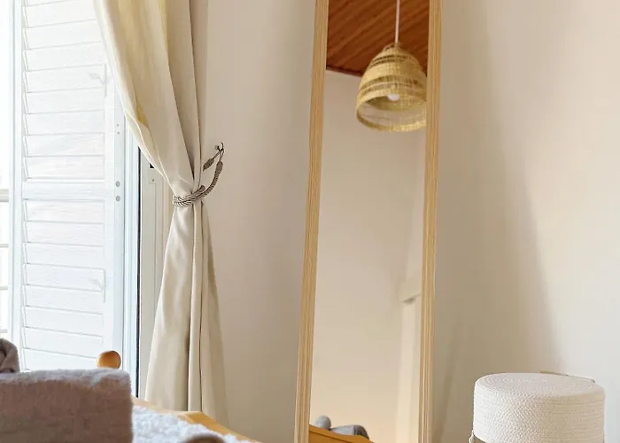 5-min Walk To - Bright 2-br With Private Garden & Sunset Views Prázdninový dům