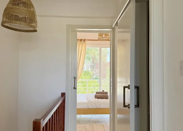 5-min Walk To - Bright 2-br With Private Garden & Sunset Views Prázdninový dům