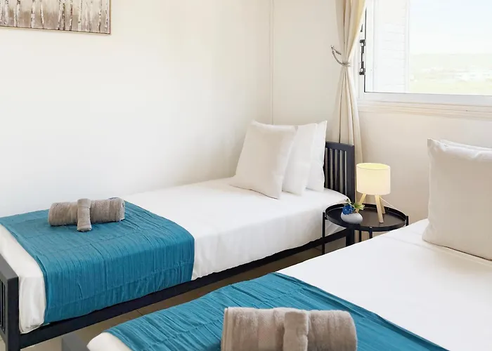 Prázdninový dům 5-min Walk To - Bright 2-br With Private Garden & Sunset Views