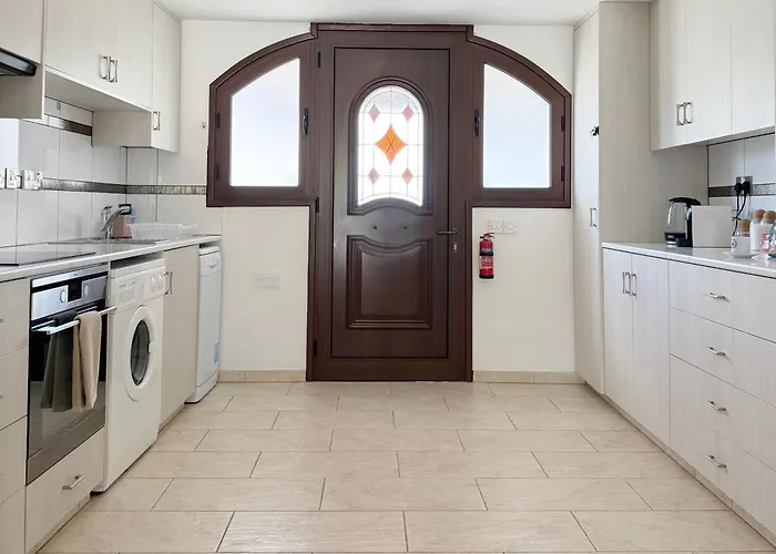 Prázdninový dům 5-min Walk To - Bright 2-br With Private Garden & Sunset Views