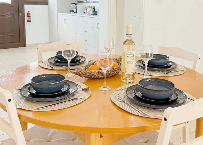 5-min Walk To - Bright 2-br With Private Garden & Sunset Views