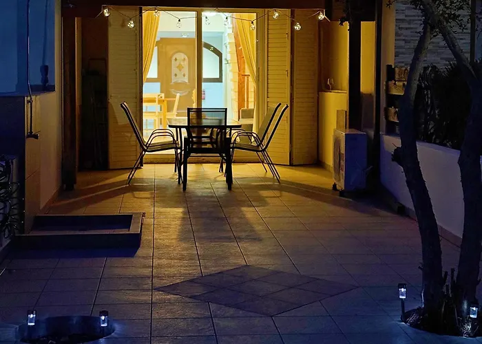 Prázdninový dům 5-min Walk To - Bright 2-br With Private Garden & Sunset Views Voroklini