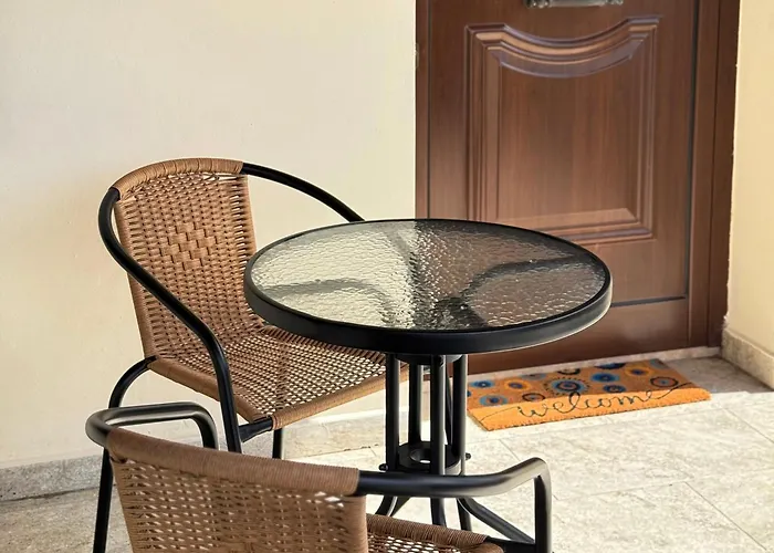 5-min Walk To - Bright 2-br With Private Garden & Sunset Views