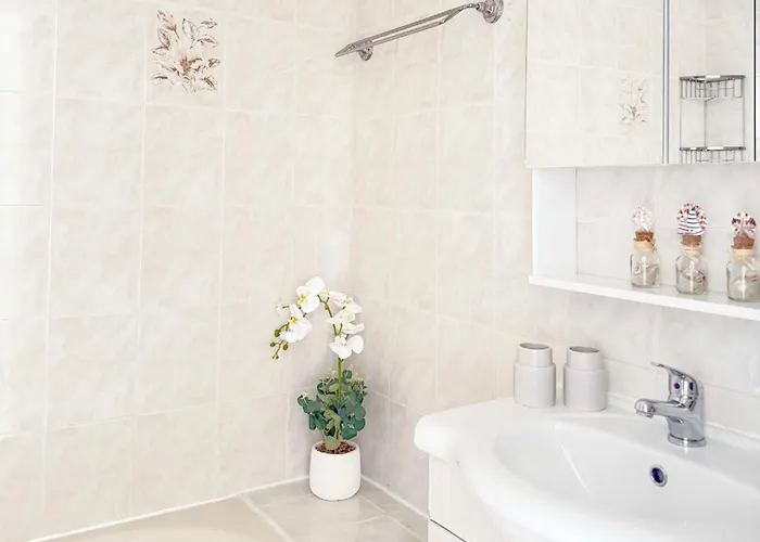 5-min Walk To - Bright 2-br With Private Garden & Sunset Views *