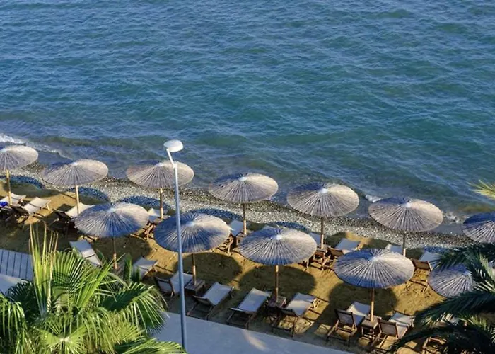 5-min Walk To - Bright 2-br With Private Garden & Sunset Views Prázdninový dům Voroklini