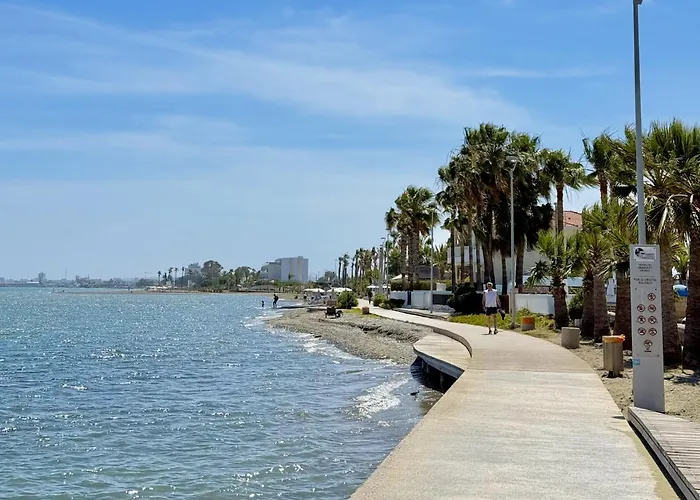 5-min Walk To - Bright 2-br With Private Garden & Sunset Views