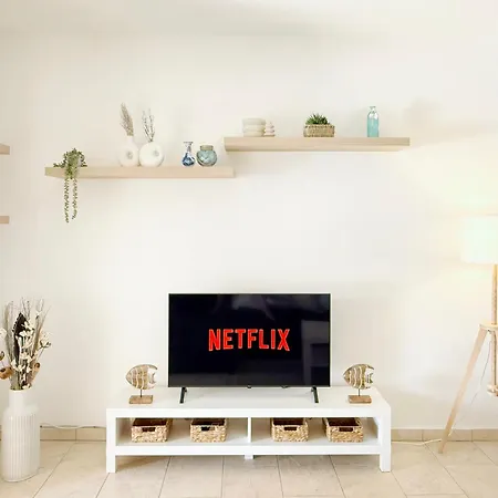 Holiday home 5-min Walk To - Bright 2-br With Private Garden & Sunset Views Voroklini