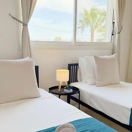 Holiday home 5-min Walk To - Bright 2-br With Private Garden & Sunset Views