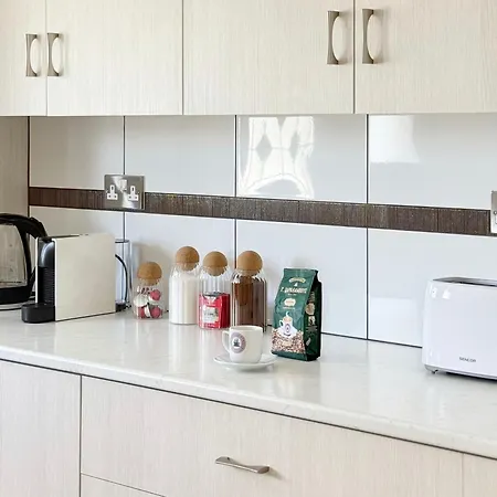 5-min Walk To - Bright 2-br With Private Garden & Sunset Views *