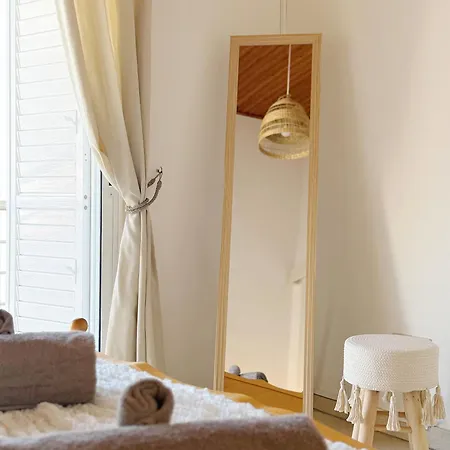 5-min Walk To - Bright 2-br With Private Garden & Sunset Views Holiday home