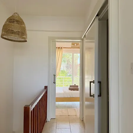 5-min Walk To - Bright 2-br With Private Garden & Sunset Views Holiday home