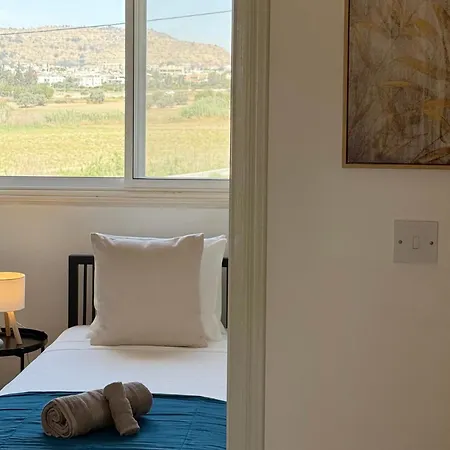 Holiday home 5-min Walk To - Bright 2-br With Private Garden & Sunset Views Voroklini
