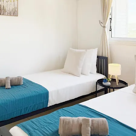 Holiday home 5-min Walk To - Bright 2-br With Private Garden & Sunset Views