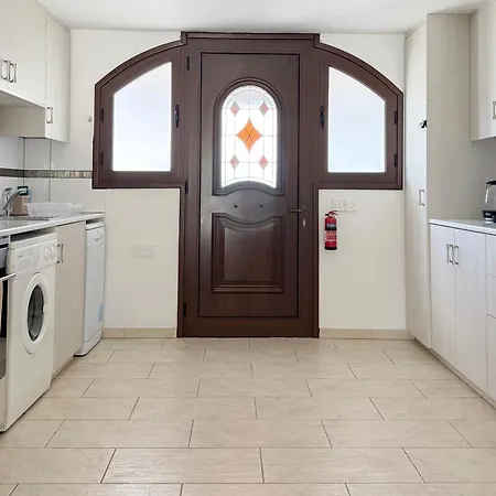 Holiday home 5-min Walk To - Bright 2-br With Private Garden & Sunset Views