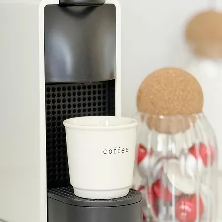 Holiday home 5-min Walk To - Bright 2-br With Private Garden & Sunset Views *