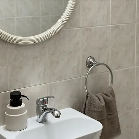 5-min Walk To - Bright 2-br With Private Garden & Sunset Views Holiday home *