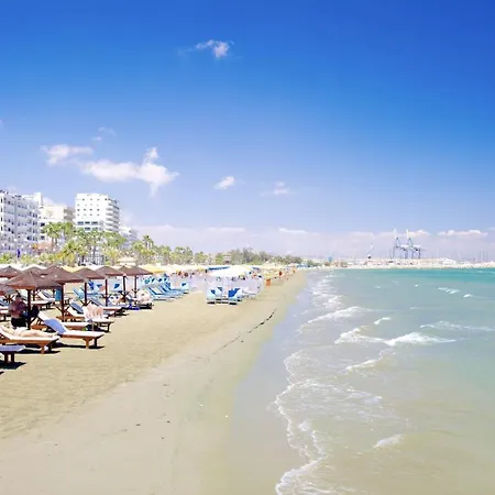 5-min Walk To - Bright 2-br With Private Garden & Sunset Views