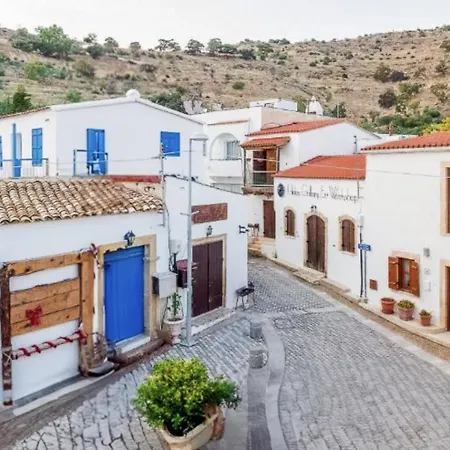 5-min Walk To - Bright 2-br With Private Garden & Sunset Views Holiday home *