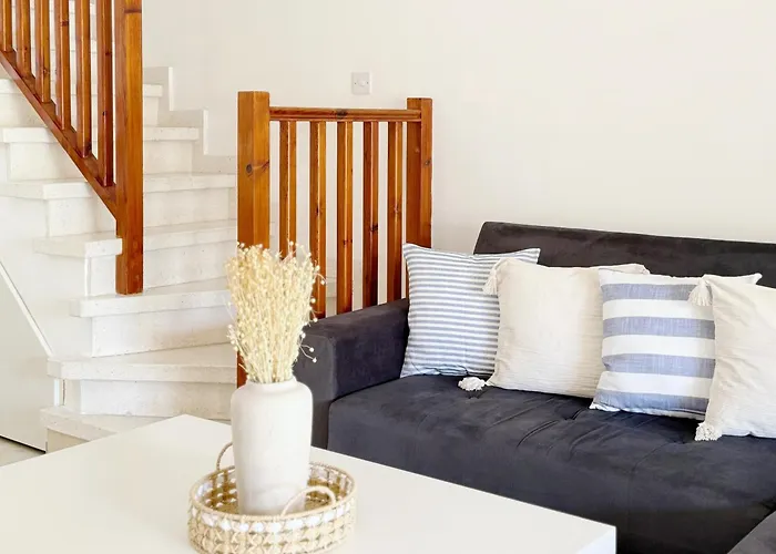 5-min Walk To - Bright 2-br With Private Garden & Sunset Views