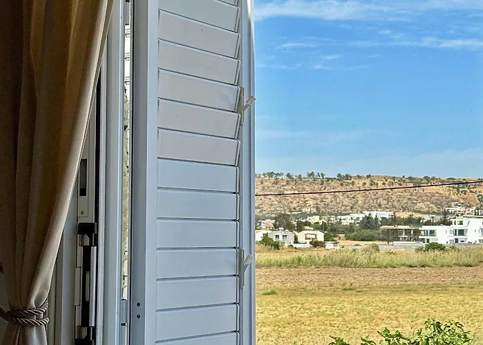 5-min Walk To - Bright 2-br With Private Garden & Sunset Views 別荘 オロクリニ