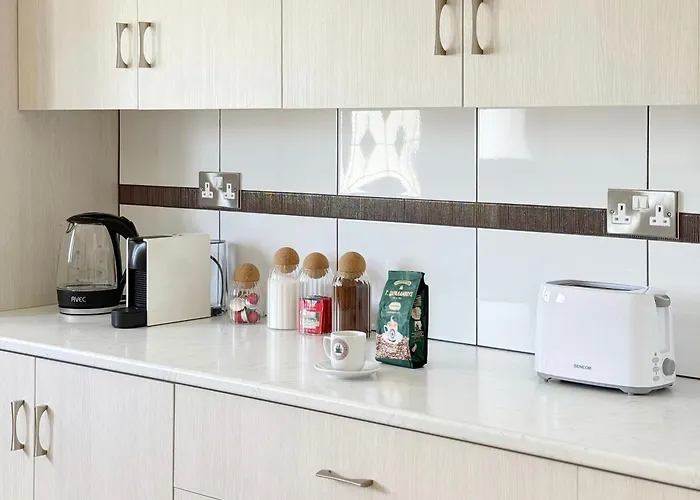 5-min Walk To - Bright 2-br With Private Garden & Sunset Views *