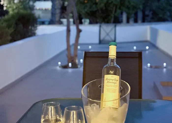 5-min Walk To - Bright 2-br With Private Garden & Sunset Views オロクリニ