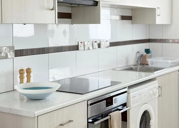 5-min Walk To - Bright 2-br With Private Garden & Sunset Views * オロクリニ