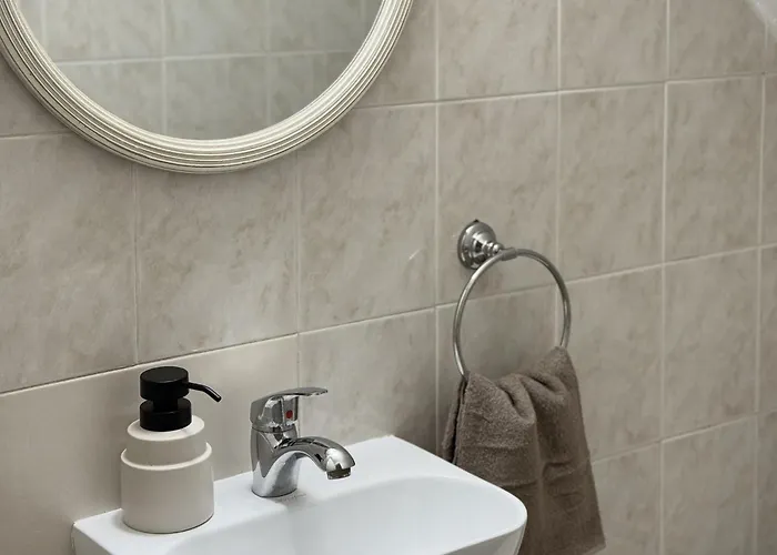 5-min Walk To - Bright 2-br With Private Garden & Sunset Views Tatil Evi *