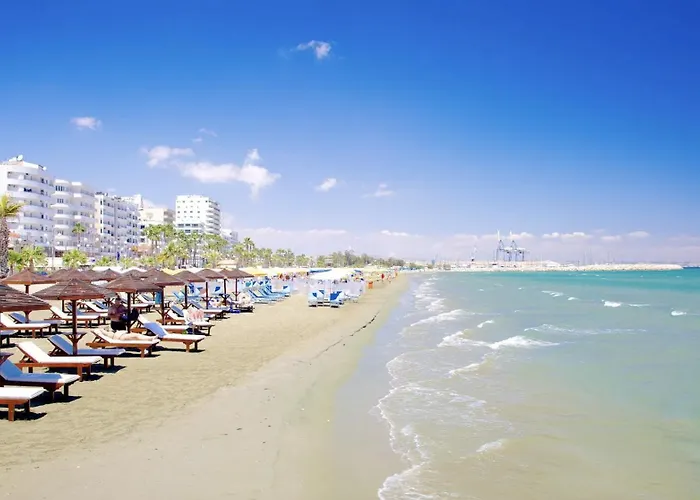 5-min Walk To - Bright 2-br With Private Garden & Sunset Views