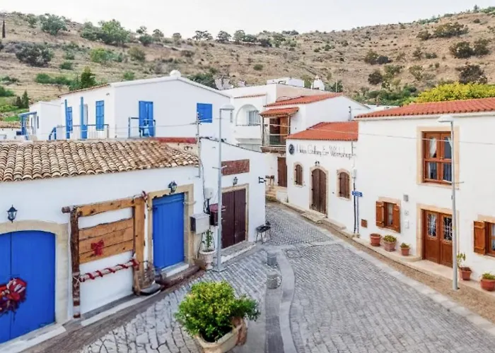 5-min Walk To - Bright 2-br With Private Garden & Sunset Views 別荘 *